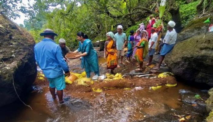 लोकसहभागातून सावली येथे वनराई बंधाऱ्याचे काम पूर्णत्वास; भूजल संवर्धनासाठी शासनासोबत ग्रामस्थांचा पुढाकार