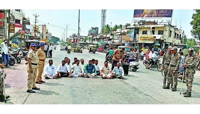 ओगलेवाडी व परिसरातील शेतकऱ्यांचे ऊसाच्या दरासाठी रस्त्यावर उतरून आंदोलन; आंदोलनस्थळी पोलिसांचा फौजफाटा तैनात