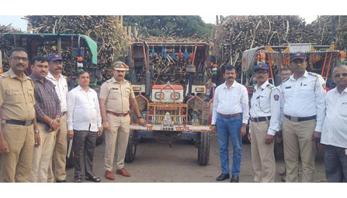 ट्रक, ट्रॅक्टर-ट्रॉलींना रिफ्लेक्टर लावण्याबाबत सातारा तालुका पोलिसांकडून जनजागृती उपक्रम; सुरक्षित वाहतुकीच्या नियमांबाबत मार्गदर्शन